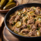 Говядина с солеными огурцами и сметанным соусом: рецепт для уютного ужина